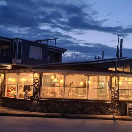 Isalos Suites Néa Péramos Exteriér fotografie