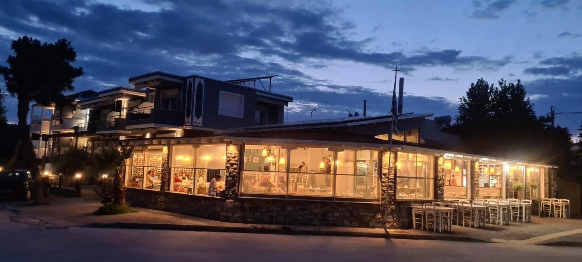 Isalos Suites Néa Péramos Exteriér fotografie