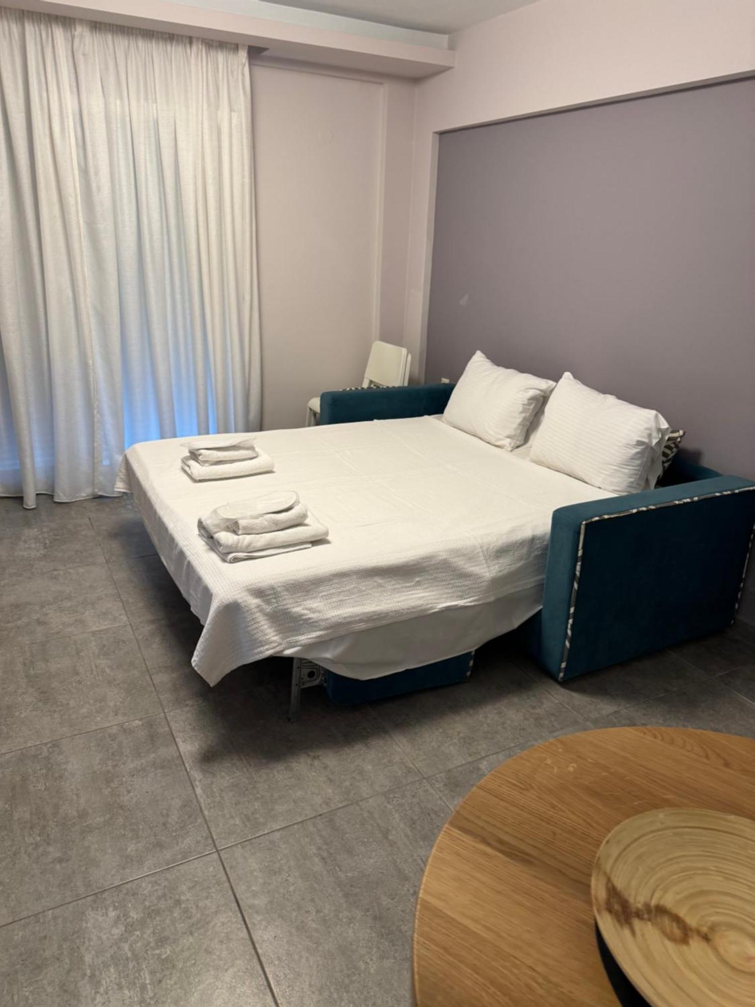 Isalos Suites Néa Péramos Exteriér fotografie