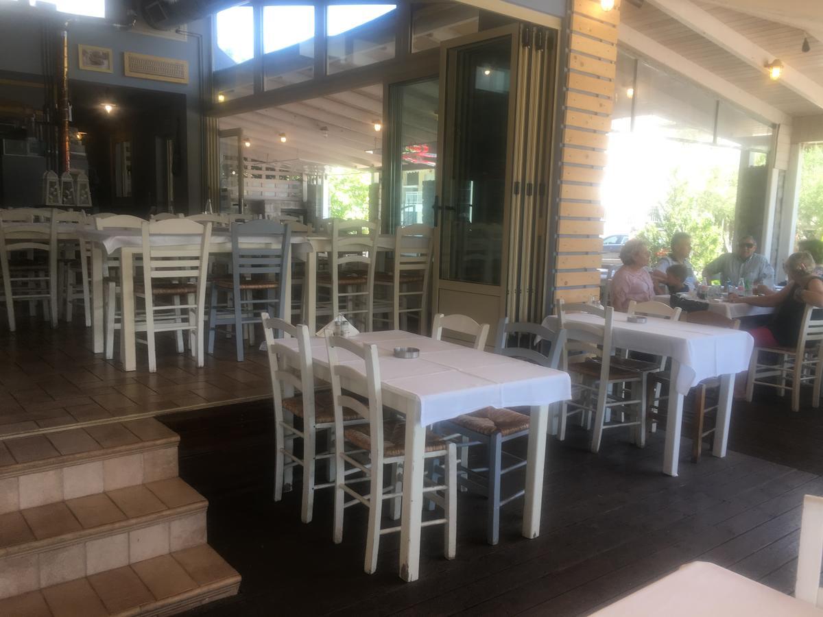 Isalos Suites Néa Péramos Exteriér fotografie
