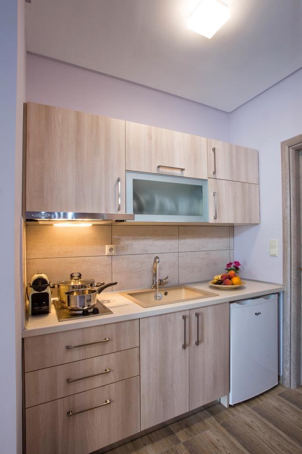 Isalos Suites Néa Péramos Exteriér fotografie