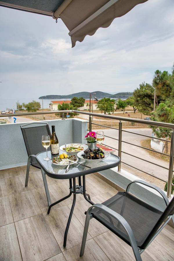 Isalos Suites Néa Péramos Exteriér fotografie