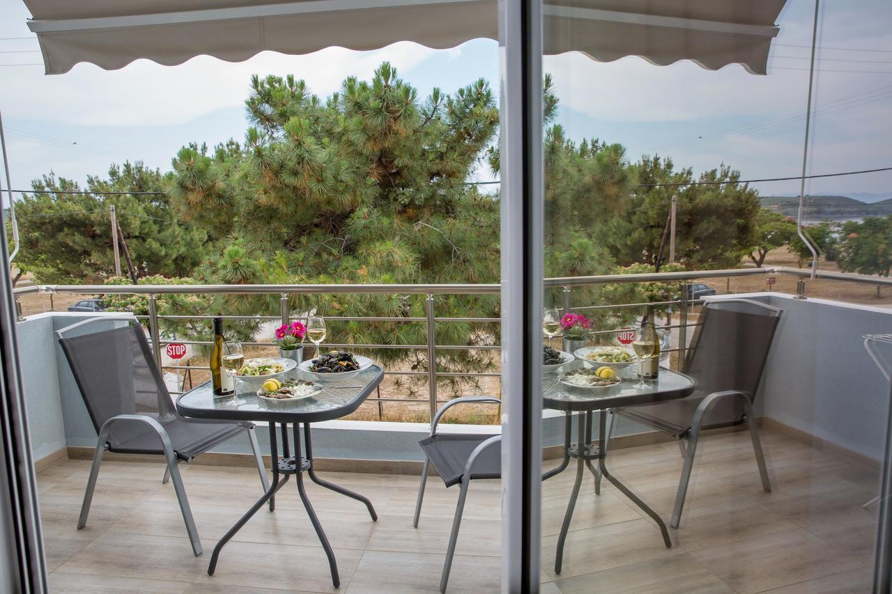 Isalos Suites Néa Péramos Exteriér fotografie