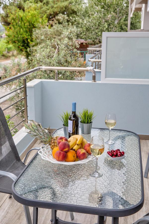 Isalos Suites Néa Péramos Exteriér fotografie