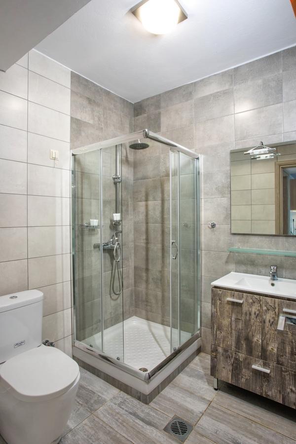 Isalos Suites Néa Péramos Exteriér fotografie