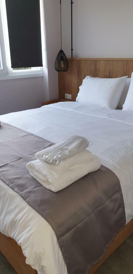 Isalos Suites Néa Péramos Exteriér fotografie